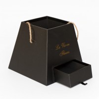 Cutie flori trapezoidală negru La Vie en Fleurs cu toartă sfoară pentru aranjamente florale